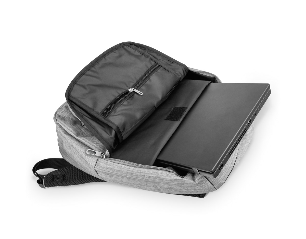 Mochila. Poliéster 600D. Para notebook até 14''. Compartimento principal forrado. 2 bolsos frontais com fecho. Bolsos interiores. Placa metálica removível com imã, para fácil gravação 305 x 445 x 130 mm