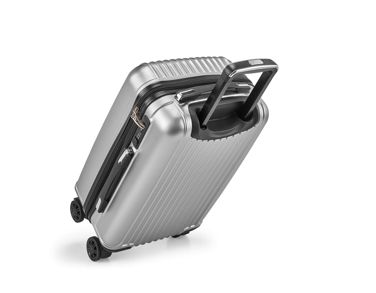 Mala de viagem executivo. ABS e PET. Interior forrado, com divisória. 4 rodas duplas giratórias. Pega extensível em alumínio, com mola (altura pega estendida até 530 mm). Fecho de segurança com senha. Placa metálica removível, para fácil gravação. Capacidade até 33 L