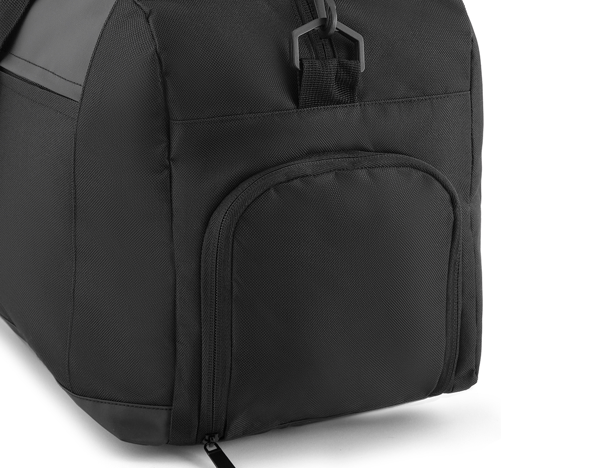 Mala esportiva em polyester, compartimento interno isolado para materiais molhados com abertura lateral, alça de ombro, alça de mão dupla, bolso externo com ziper