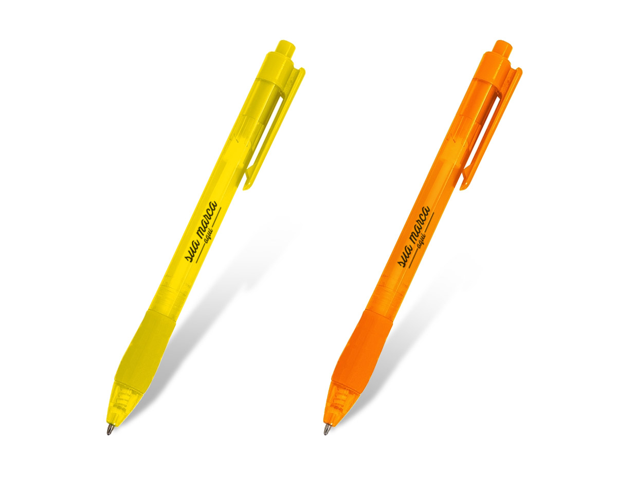 Caneta plástica translúcida colorida, com detalhe inferior emborrachado que oferece maior conforto e aderência. O mecanismo de acionamento por clique proporciona praticidade no uso diário. Seu design moderno e funcional é ideal para quem busca uma escrita suave e um toque de estilo em suas ferramentas de trabalho ou estudo