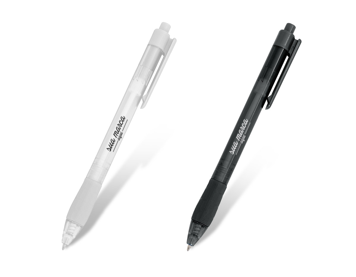 Caneta plástica translúcida colorida, com detalhe inferior emborrachado que oferece maior conforto e aderência. O mecanismo de acionamento por clique proporciona praticidade no uso diário. Seu design moderno e funcional é ideal para quem busca uma escrita suave e um toque de estilo em suas ferramentas de trabalho ou estudo