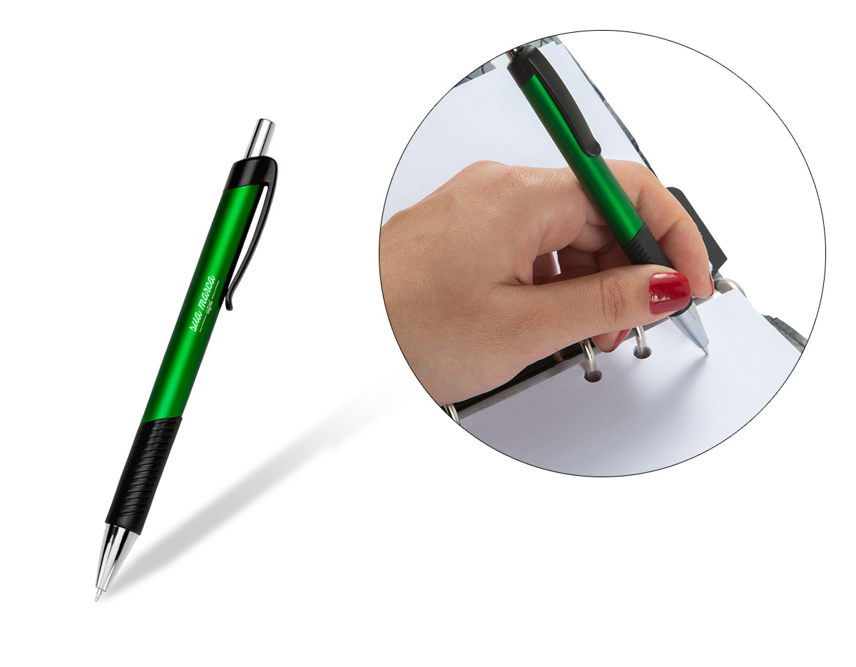  Caneta plástica colorida com detalhes preto. Clip plástico preto e acionador prata, parte inferior possui detalhe emborrachado com relevo. Aciona por clique.