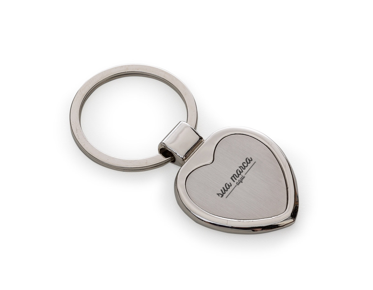 Chaveiro de metal formato coração, possui chapa central em inox e verso brilhante liso.