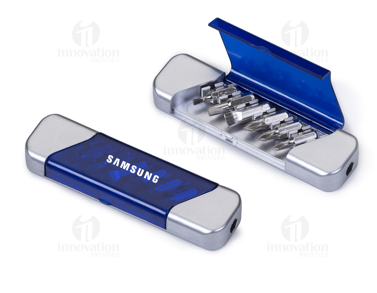 Kit Ferramenta plástico com 6 peças. Estojo prata com tampa acrílica colorida, possui dois suportes(inferior e superior) para encaixar as ferramentas. Possui: 3 chaves Philips e 3 chaves de fenda