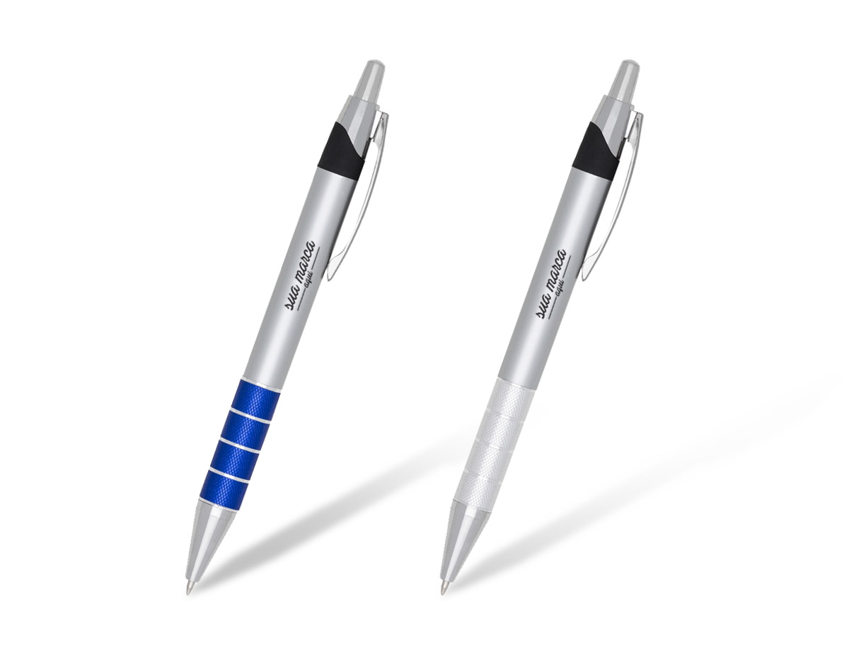 Caneta plástica prata com detalhes coloridos. Possui clip de metal e ao lado design com detalhe preto, quatro anéis coloridos com relevo, aciona por clique.