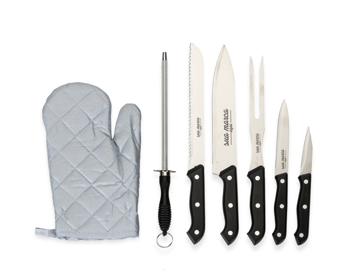  Kit churrasco 7 peças com estojo, contém: faca de legumes, faca para desossar, garfo, luva, chaira, faca de serra e faca peixeira. Estojo com alça para transporte e área interna com elástico de fixação para os utensílios.