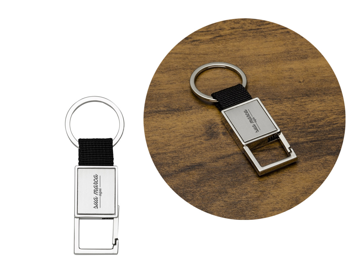 Chaveiro de metal com mosquetão (sem trava) e alça de nylon. Parte frontal com chapa inox e verso brilhante liso.