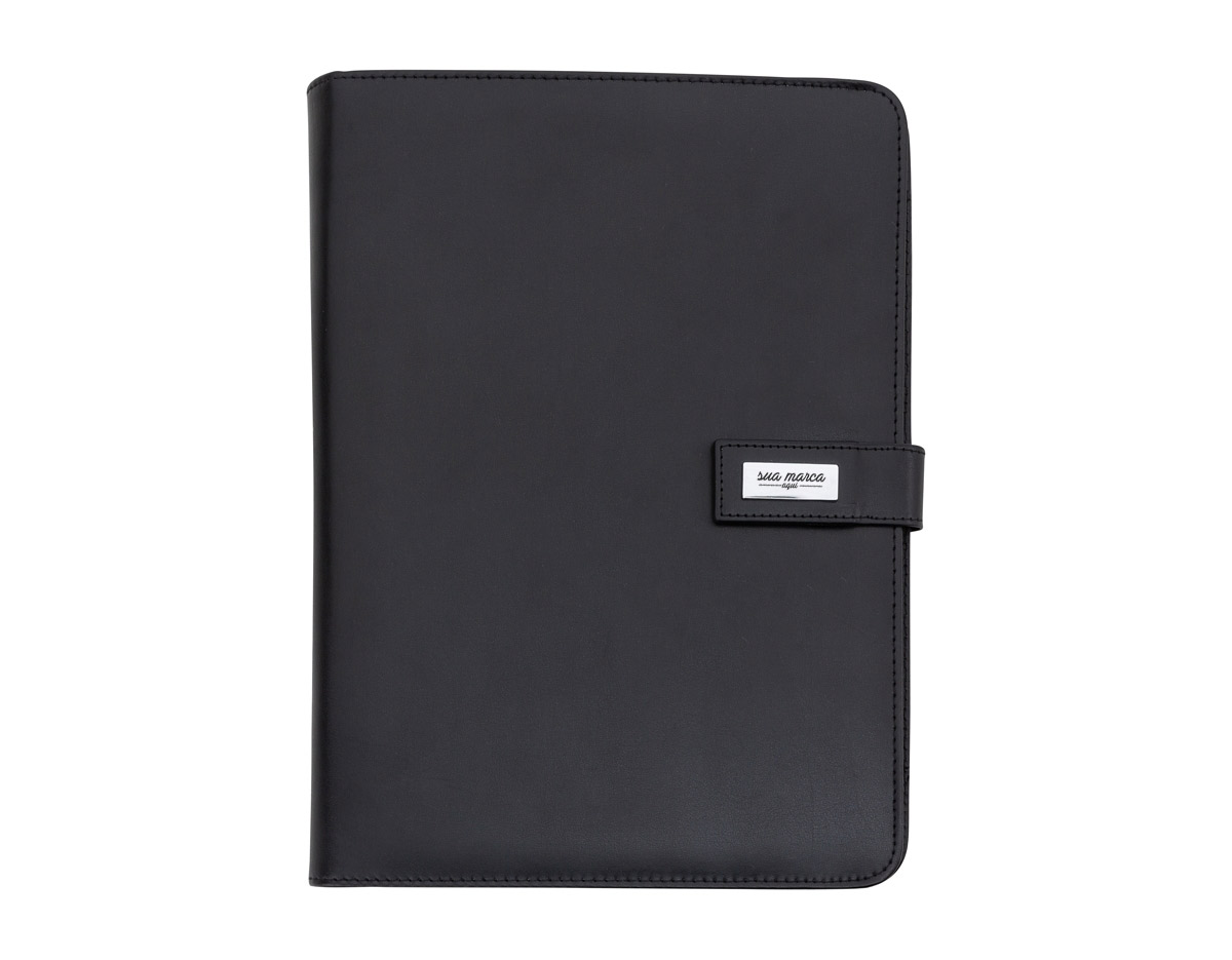 Pasta convenção com fecho imantado e plaquinha personalizável. Produzido em couro sintético, a pasta contém bolso lateral na contracapa e bolso com fechamento em zíper, além divisórias para cartões e/ou documentos com bolso lateral. 