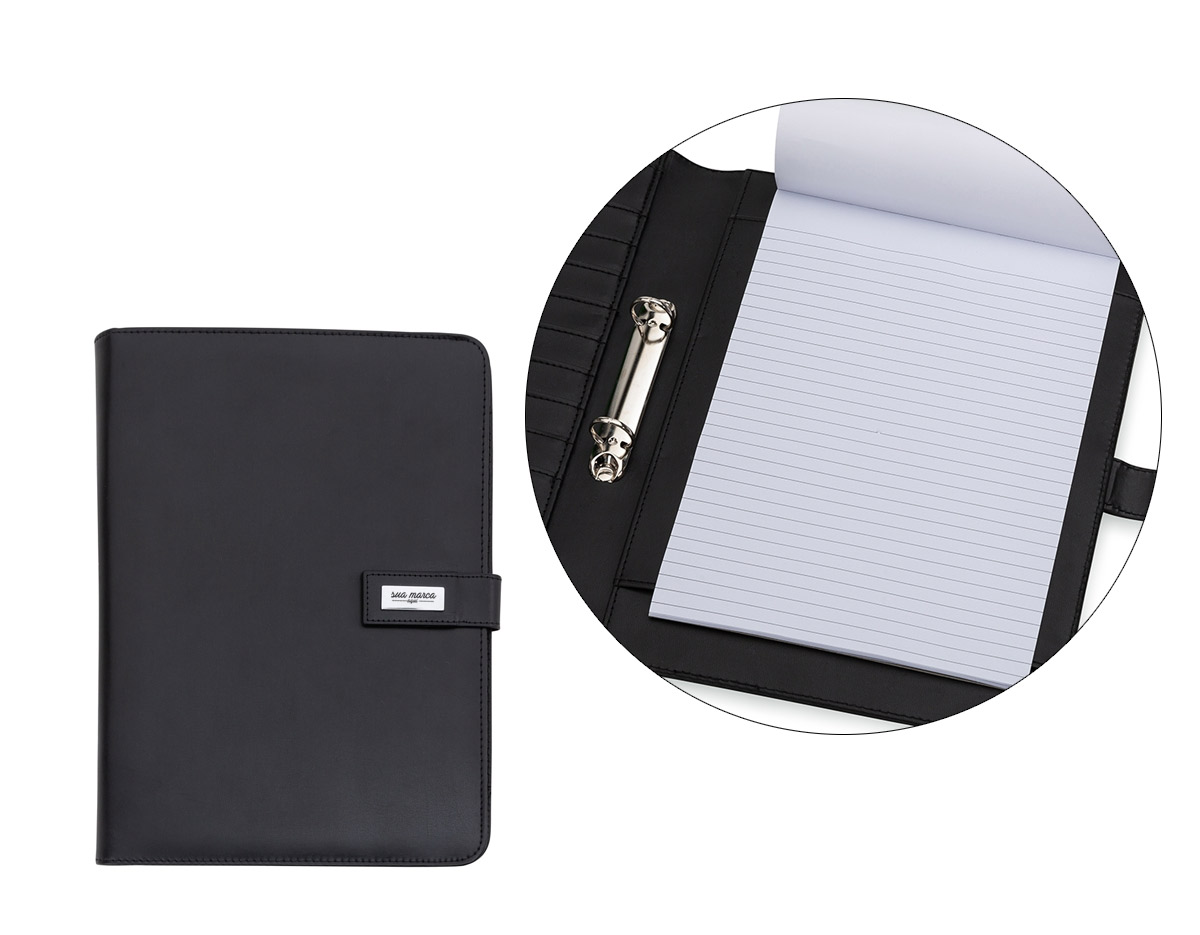 Pasta convenção com fecho imantado e plaquinha personalizável. Produzido em couro sintético, a pasta contém bolso lateral na contracapa e bolso com fechamento em zíper, além divisórias para cartões e/ou documentos com bolso lateral. 