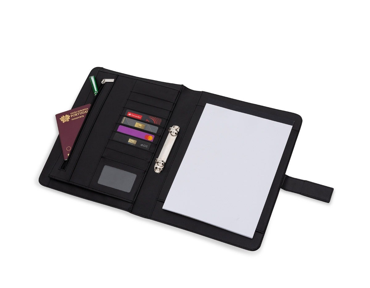 Pasta convenção com fecho imantado e plaquinha personalizável. Produzido em couro sintético, a pasta contém bolso lateral na contracapa e bolso com fechamento em zíper, além divisórias para cartões e/ou documentos com bolso lateral. 