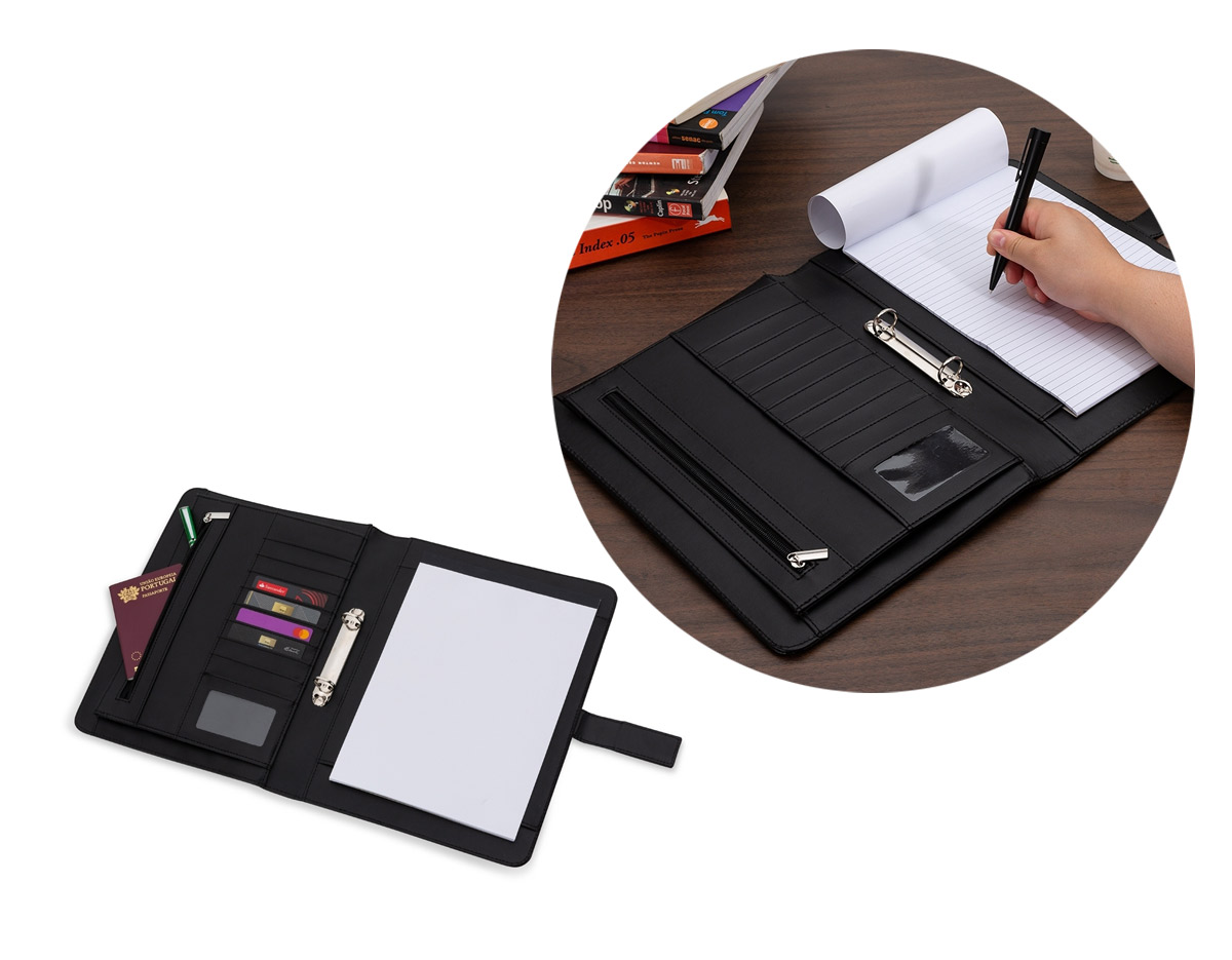 Pasta convenção com fecho imantado e plaquinha personalizável. Produzido em couro sintético, a pasta contém bolso lateral na contracapa e bolso com fechamento em zíper, além divisórias para cartões e/ou documentos com bolso lateral. 