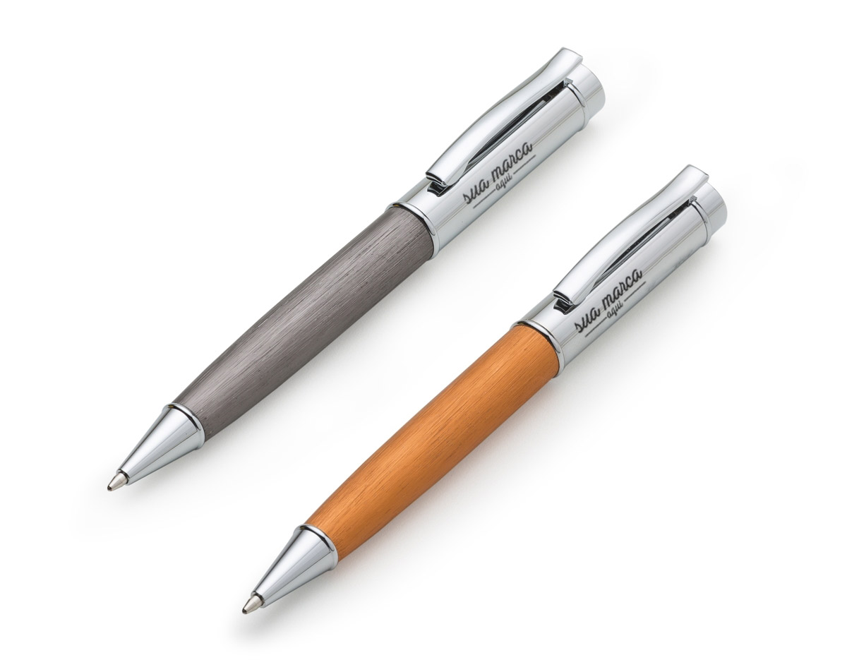 Caneta metal prata com detalhes coloridos. Clip metal, possui anéis na parte superior, central e inferior. Detalhes coloridos também em metal com textura de madeira. Aciona por giro.