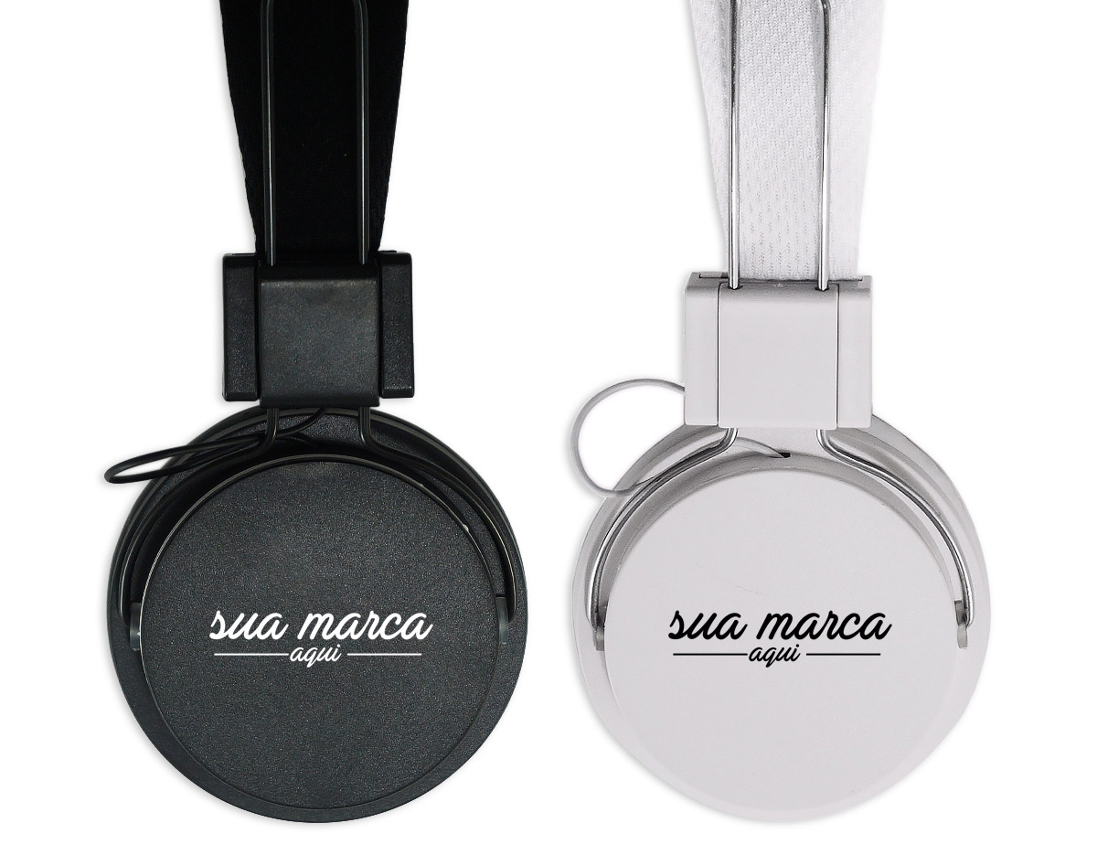 Fone de ouvido estéreo com microfone, material em plástico resistente com haste revestida de espuma e alças ajustáveis com fone giratório. Microfone acoplado em suporte no cabo, botão para play/pause e no modo ligação serve para atender chamadas