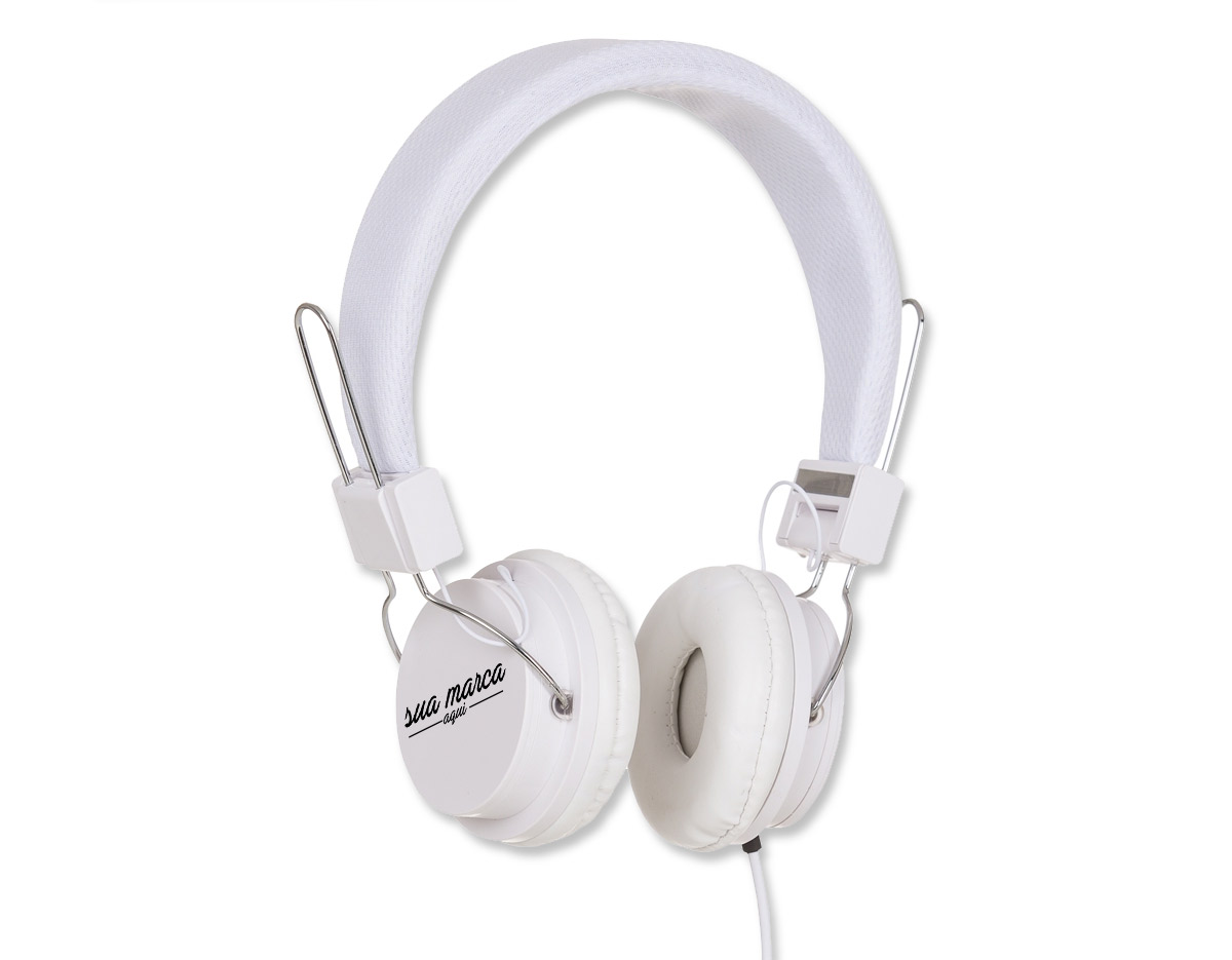 Fone de ouvido estéreo com microfone, material em plástico resistente com haste revestida de espuma e alças ajustáveis com fone giratório. Microfone acoplado em suporte no cabo, botão para play/pause e no modo ligação serve para atender chamadas