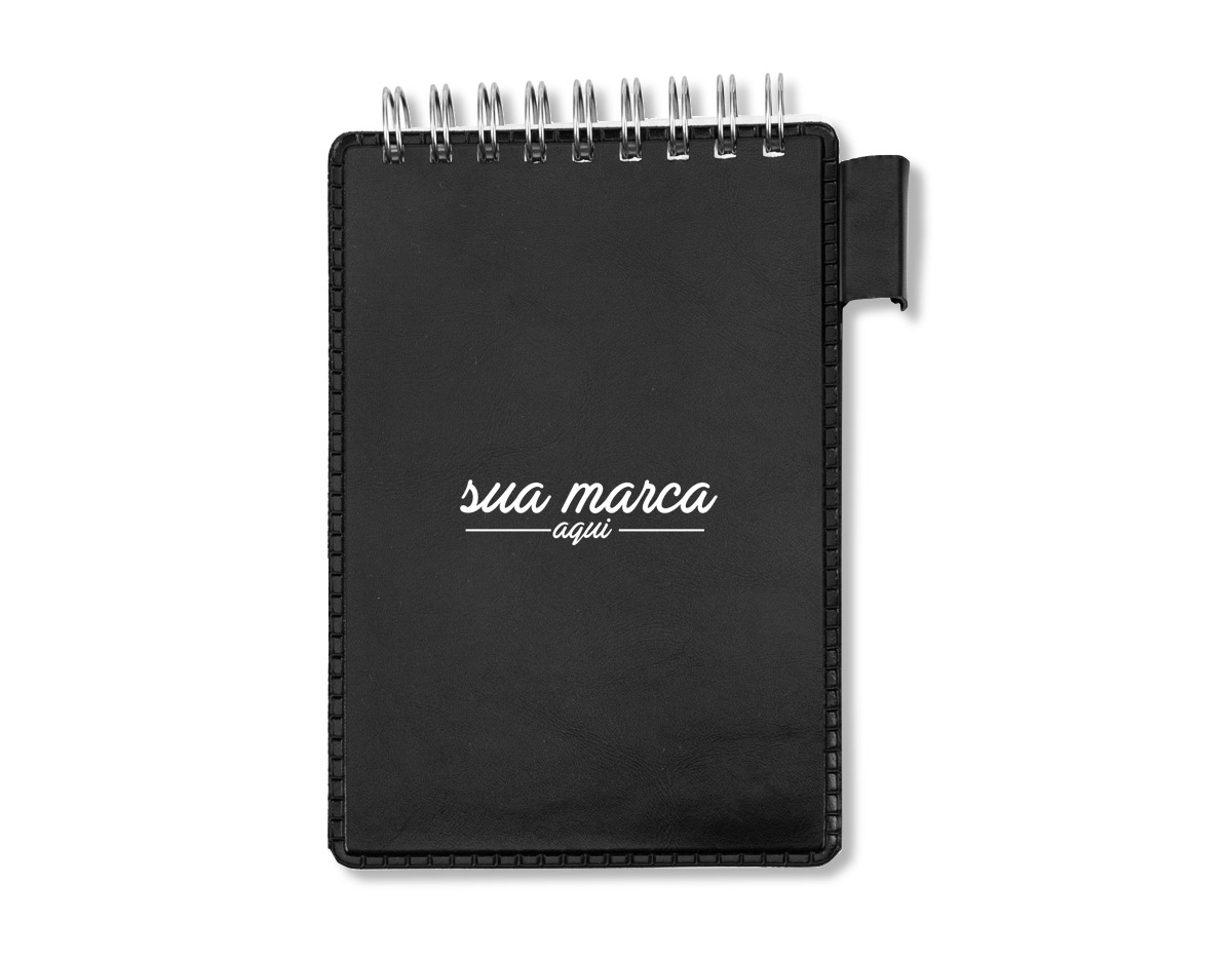 Bloco de anotações de couro sintético com suporte para caneta, frente e verso liso. Abertura superior, possui espiral prata e acompanha aproxidamente 95 folhas brancas sem pauta e suporte na lateral direita para caneta,não acompanha