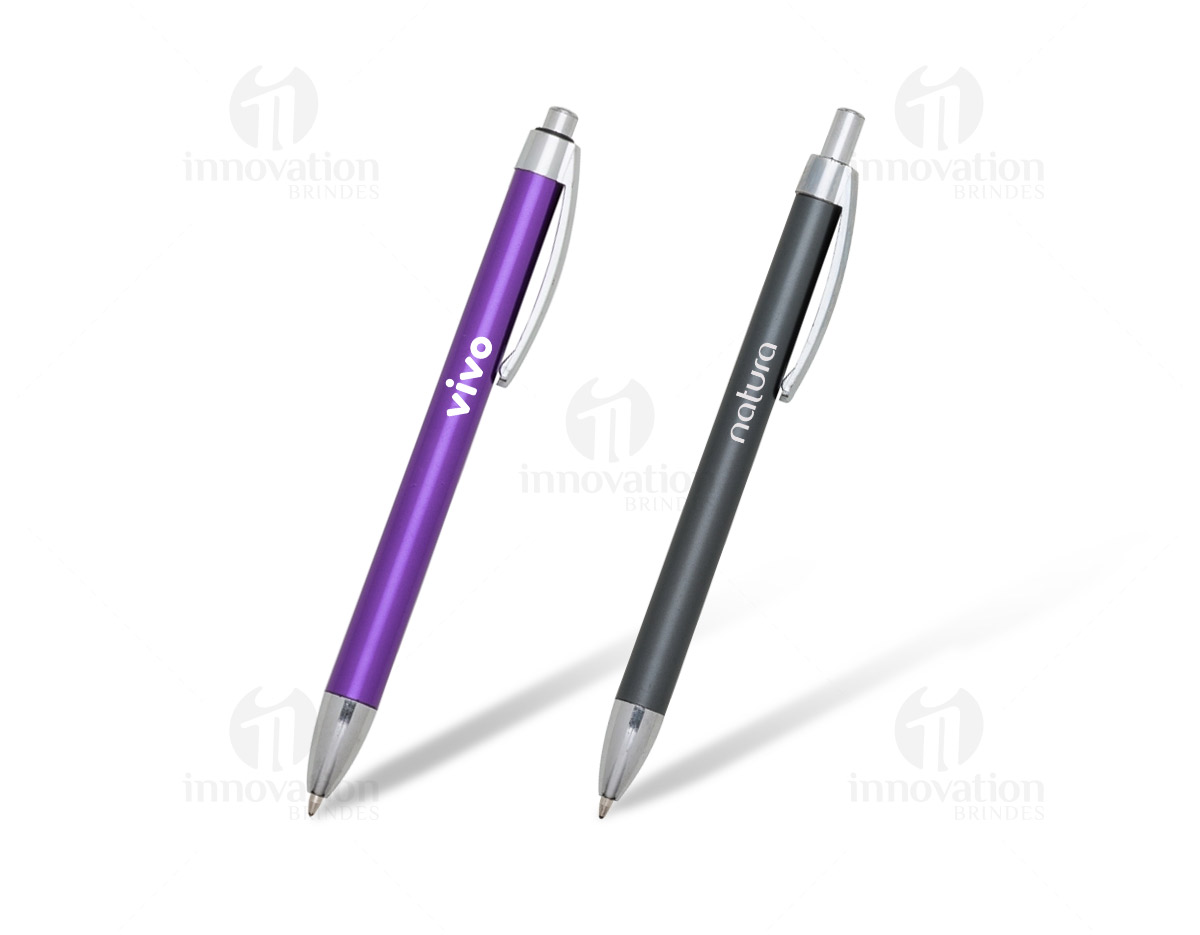 Caneta plástica de pintura metalizada colorida e acessórios prata. Clip metálico de acionador e ponteira prata. Aciona por clique.