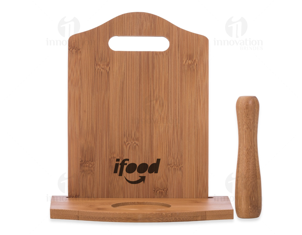 Kit caipirinha 3 peças, contém: tábua de corte, socador e tábua com suporte para copo (não acompanha) e suporte de encaixe para a tábua de corte.
