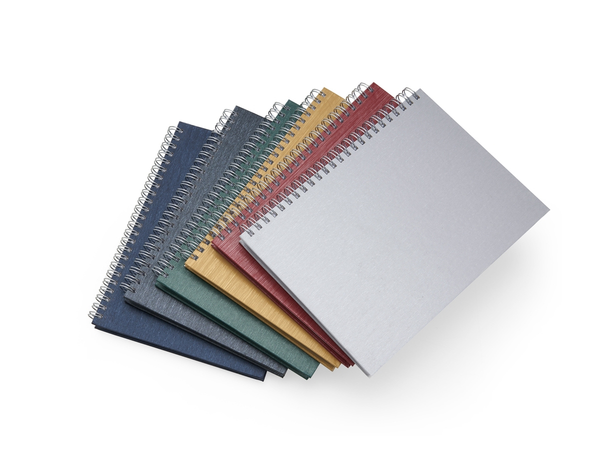 Caderno de negócios pequeno com pintura metalizada e wire-o prata. Miolo permanente e folhas para preenchimento de dados pessoais e comerciais.100 folhas pautadas