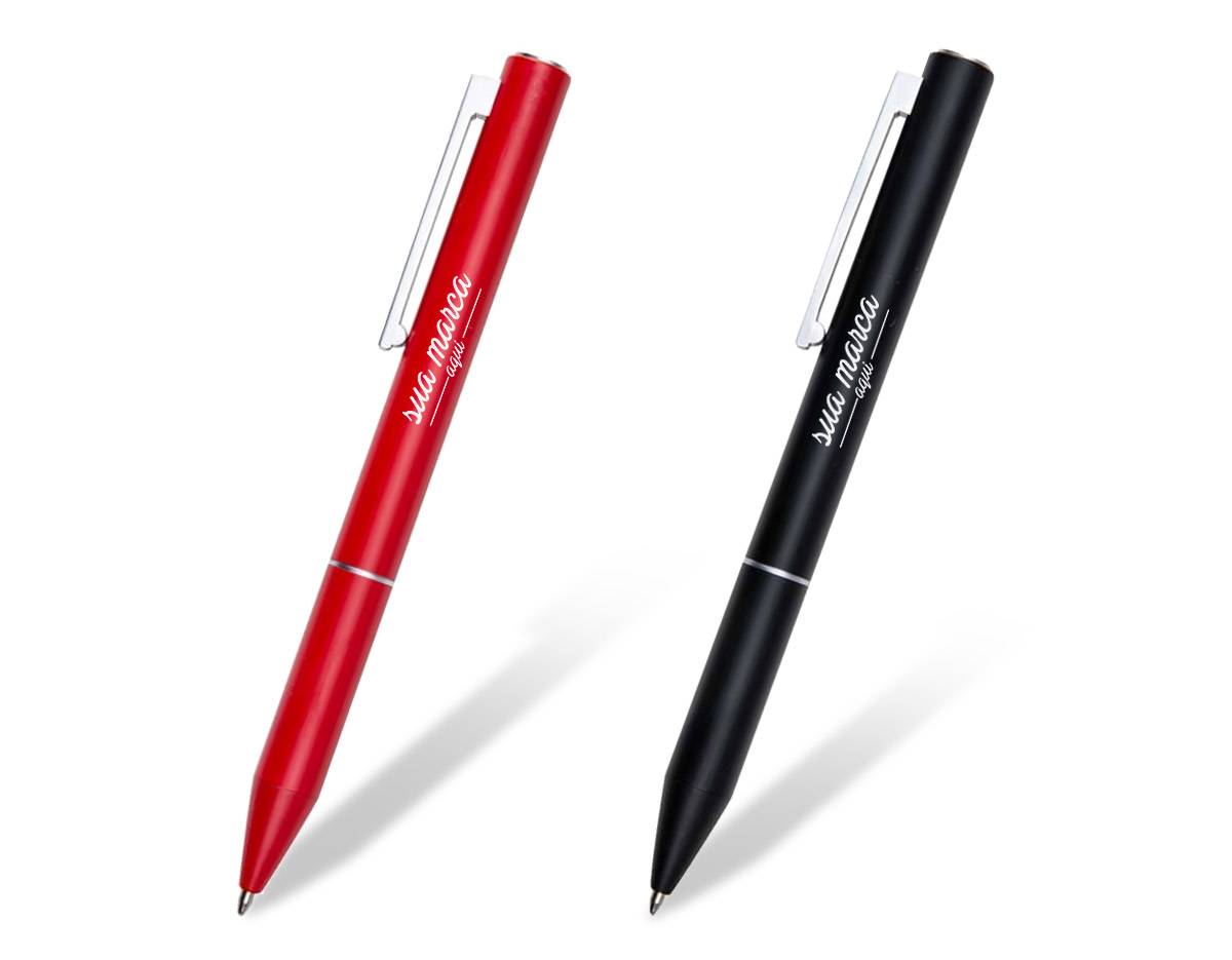 Caneta metal colorida fosca com detalhes prata. Clip metal prata fosco, na parte superior da caneta possui um detalhe circular prata e anel prata inferior. Aciona por giro.