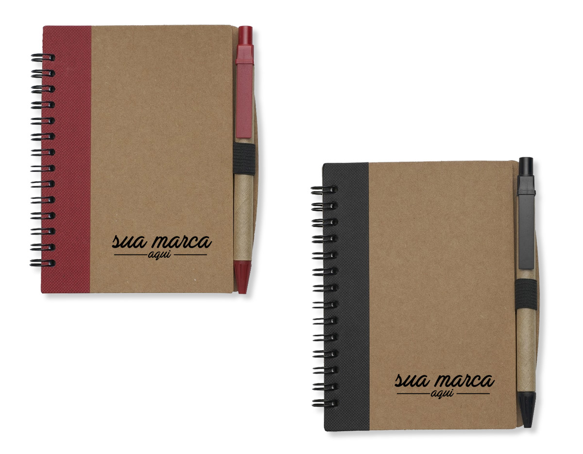 Bloco de anotações ecológico com caneta, capa produzida em papelão com detalhe lateral texturizado e verso liso. Contém miolo com folhas pautadas, suporte de nylon e acompanha caneta de papelão com detalhes plásticos, carga esferográfica na cor azul e acionamento por clique.