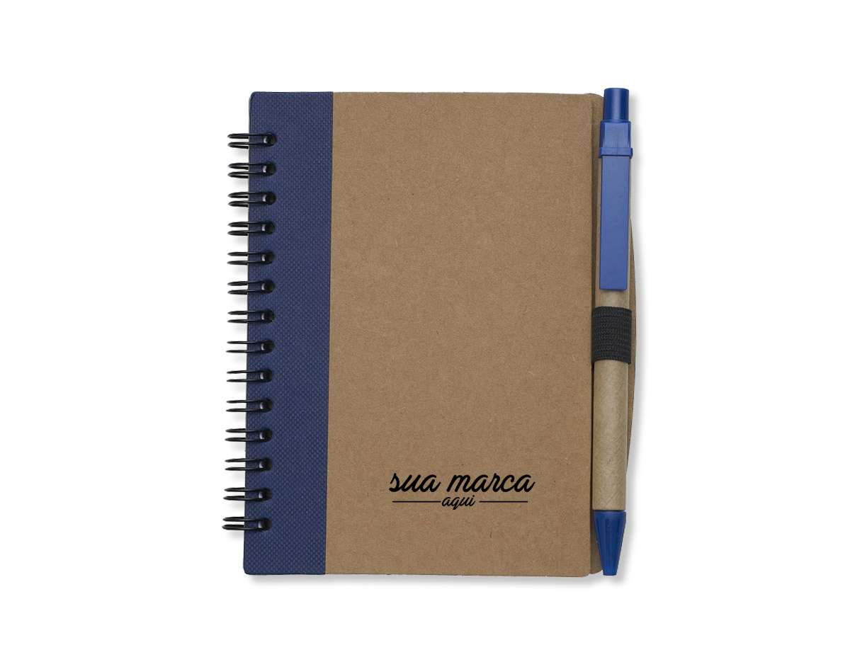 Bloco de anotações ecológico com caneta, capa produzida em papelão com detalhe lateral texturizado e verso liso. Contém miolo com folhas pautadas, suporte de nylon e acompanha caneta de papelão com detalhes plásticos, carga esferográfica na cor azul e acionamento por clique.