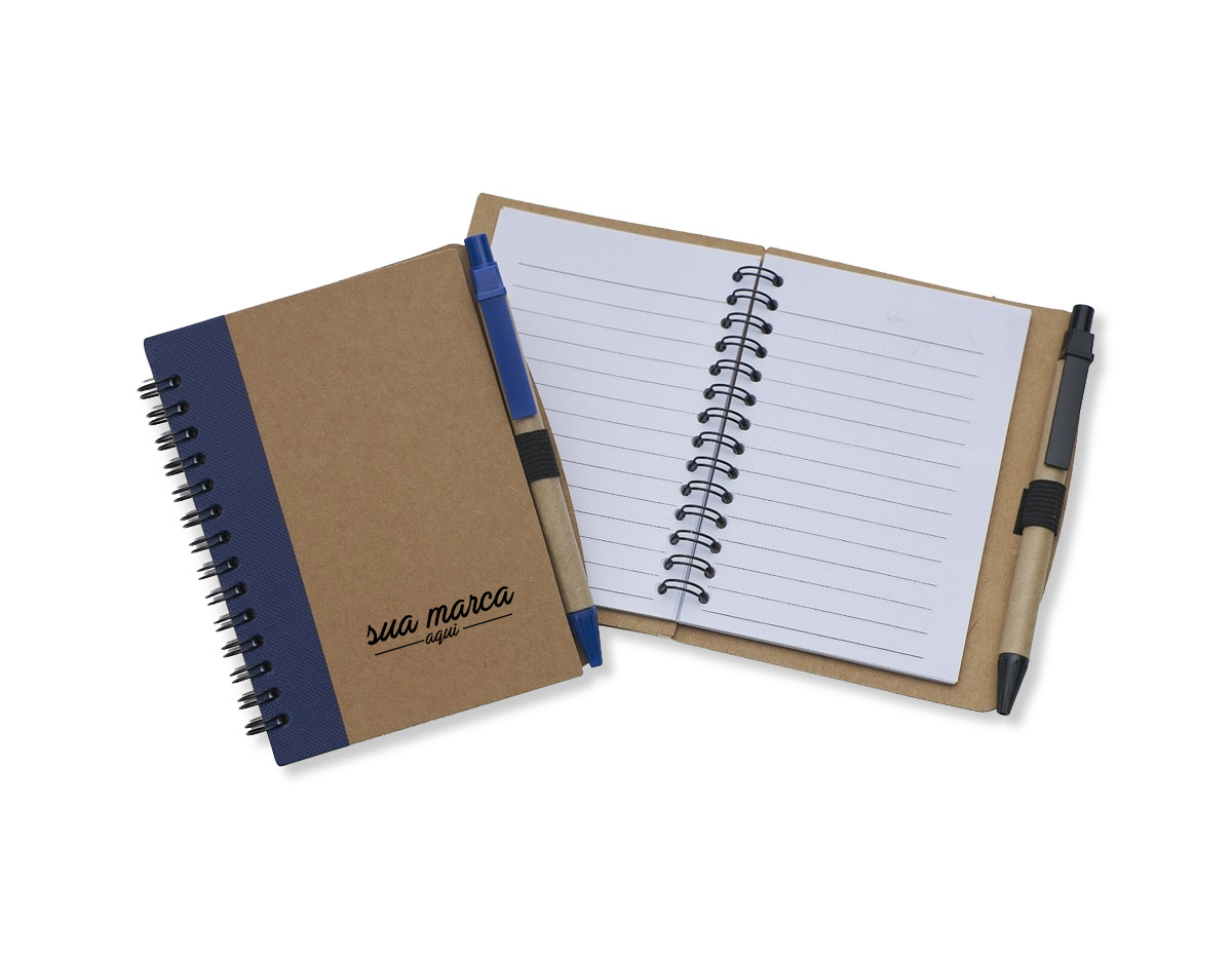Bloco de anotações ecológico com caneta, capa produzida em papelão com detalhe lateral texturizado e verso liso. Contém miolo com folhas pautadas, suporte de nylon e acompanha caneta de papelão com detalhes plásticos, carga esferográfica na cor azul e acionamento por clique.