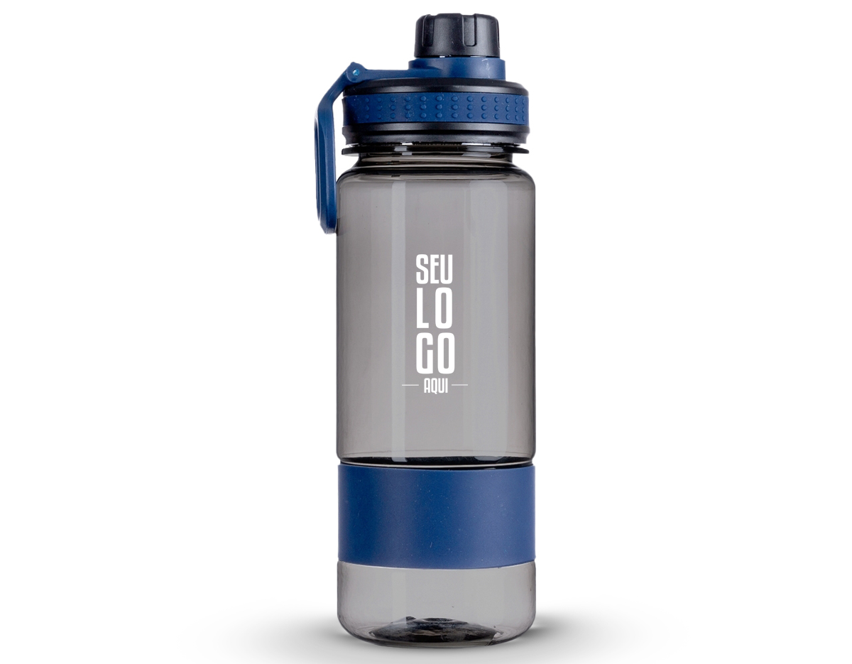 Squeeze 700ml de plástico com alça. Tampa do squeeze e tampa de bico rosqueáveis, possui borracha inferior e detalhe emborrachado com relevo na tampa.