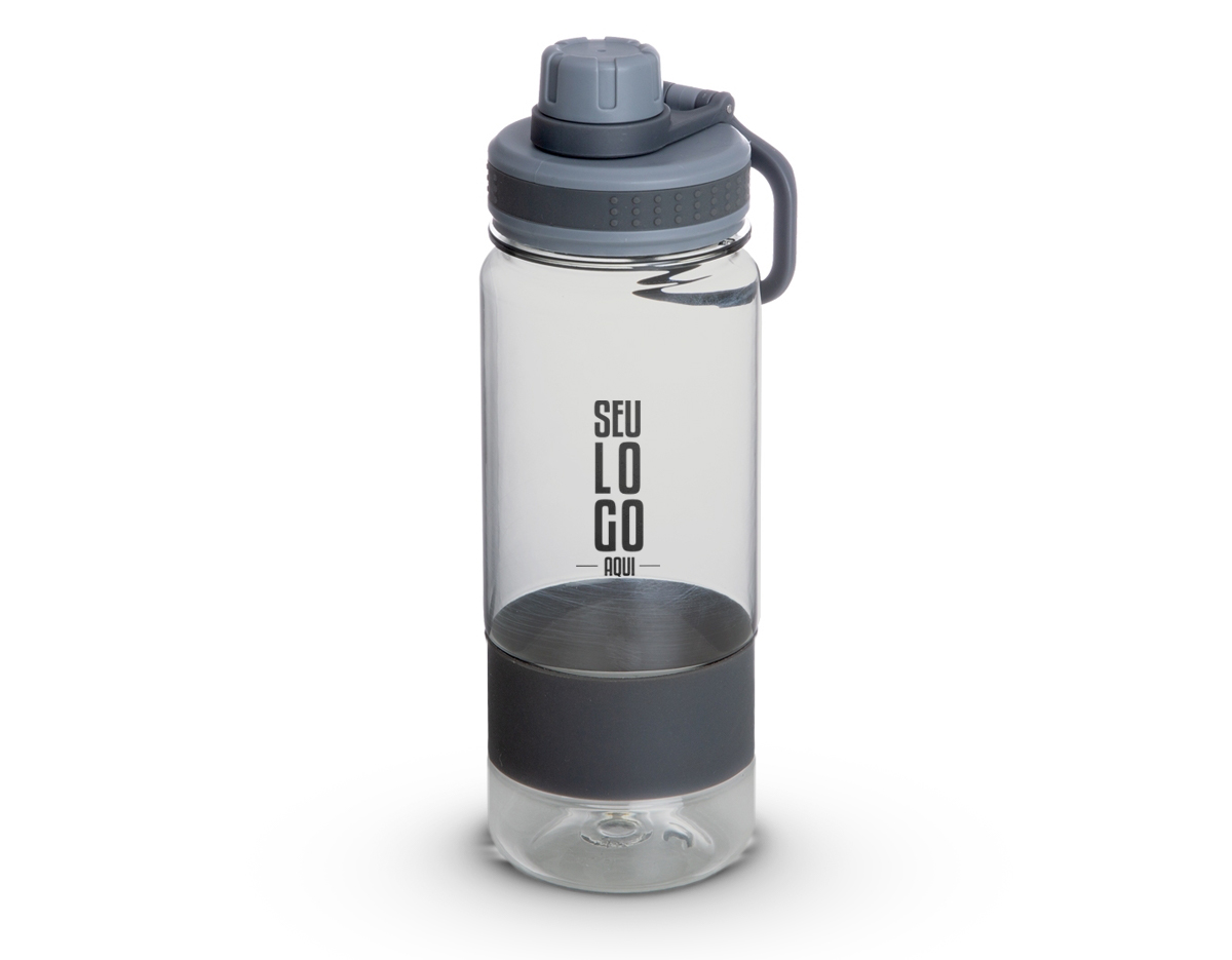 Squeeze 700ml de plástico com alça. Tampa do squeeze e tampa de bico rosqueáveis, possui borracha inferior e detalhe emborrachado com relevo na tampa.