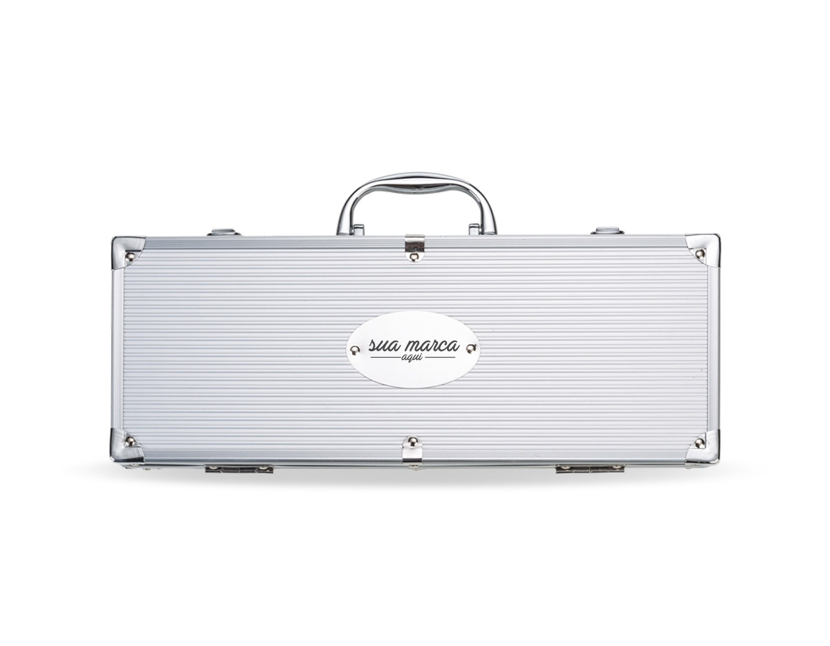 Kit churrasco 7 peças em maleta de alumínio com relevo. Possui: pegador, espátula, duas chairas, faca, escova para limpeza(acompanha protetor plástico), faca e garfo em inox. Detalhes em metal nas bordas da maleta, duas dobradiças na parte inferior, uma alça e duas presilhas para travar/abrir maleta. Parte interna revestida de tecido tnt e velcro para guardar as peças.