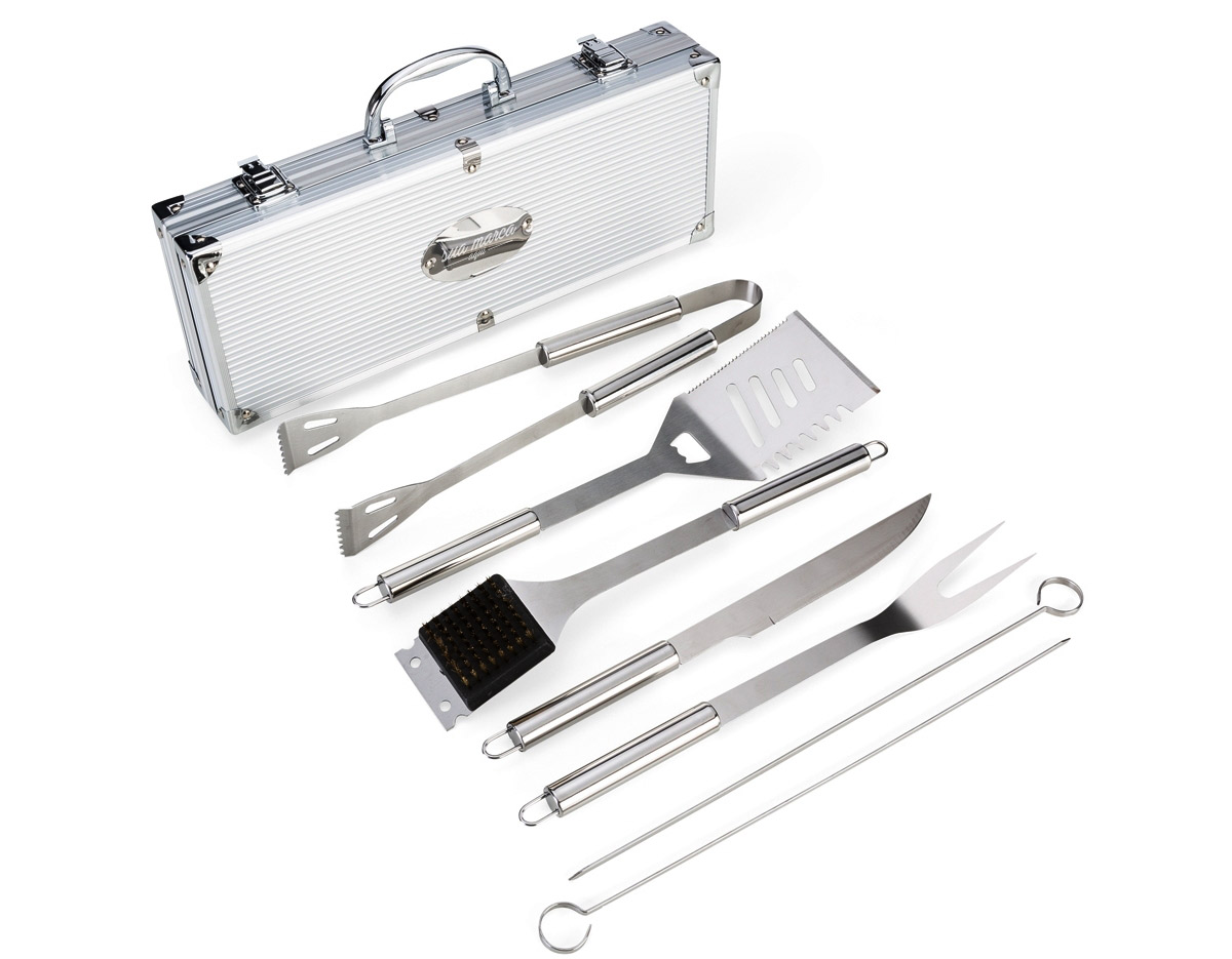 Kit churrasco 7 peças em maleta de alumínio com relevo. Possui: pegador, espátula, duas chairas, faca, escova para limpeza(acompanha protetor plástico), faca e garfo em inox. Detalhes em metal nas bordas da maleta, duas dobradiças na parte inferior, uma alça e duas presilhas para travar/abrir maleta. Parte interna revestida de tecido tnt e velcro para guardar as peças.