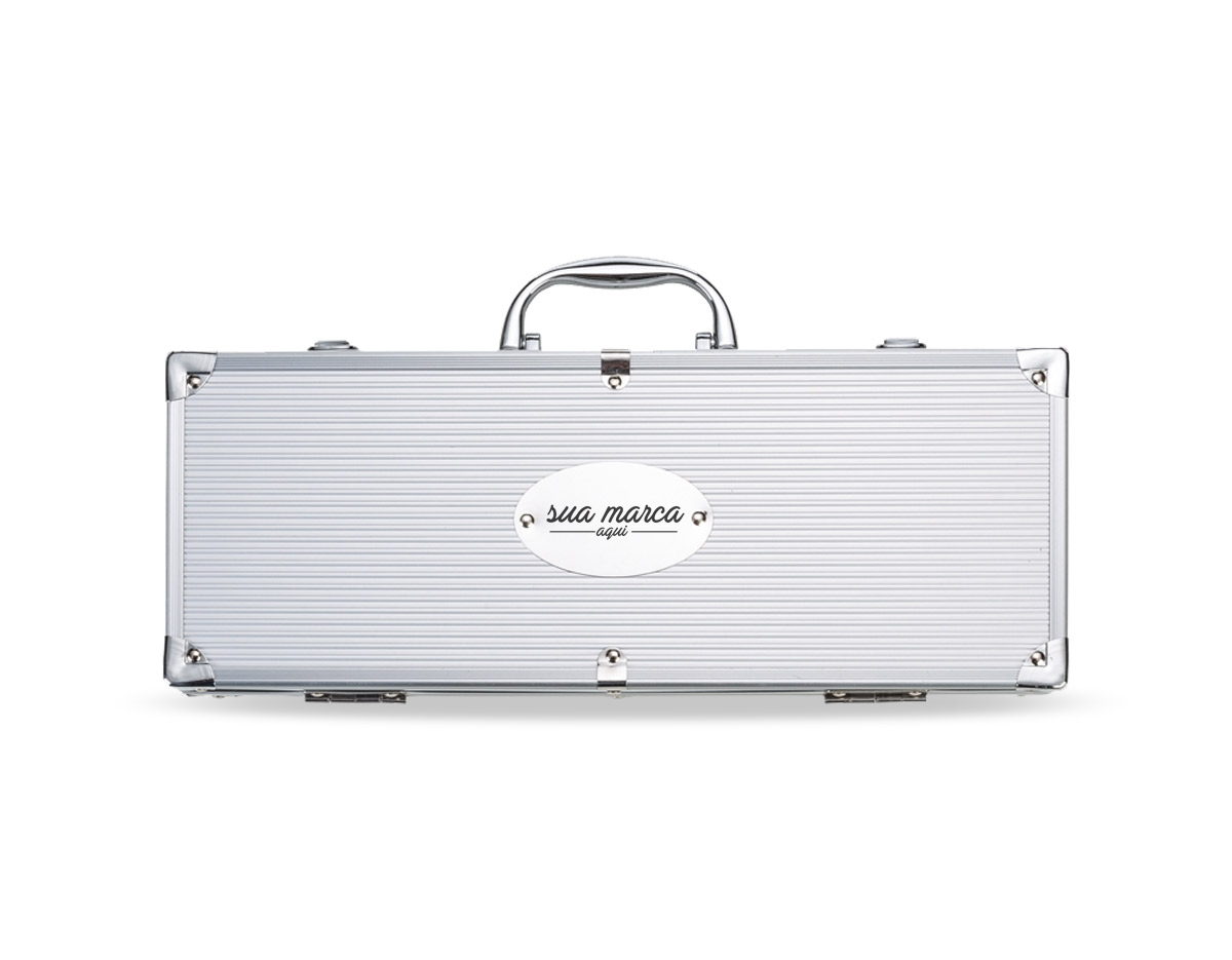 Kit churrasco 18 peças em maleta de alumínio com relevo e placa central para personalização. Possui: garfo, espátula, pegador, faca, escova, pincel, 4 espetos e pegadores de petisco. Detalhes em metal nas bordas da maleta, duas dobradiças na parte inferior, uma alça e duas presilhas para travar/abrir maleta. Parte interna revestida de tecido tnt e velcro para guardar as peças.