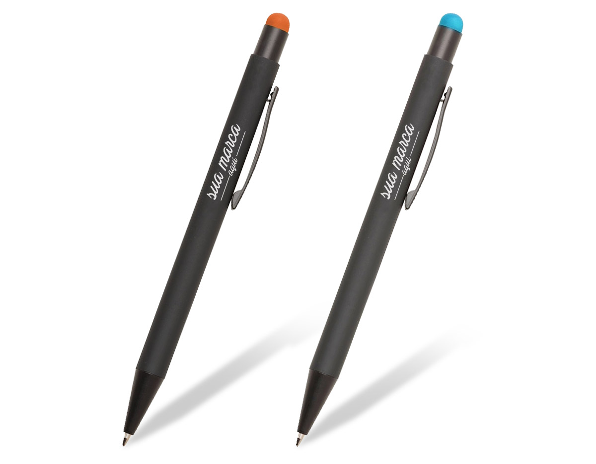 Caneta metal com ponteira touch colorida e pintura em preto fosco. Quando personalizada, a gravação possuirá a mesma cor da borracha touch. OBS.: A cor preta deverá ter a personalização amarelo/dourado. Aciona por clique.