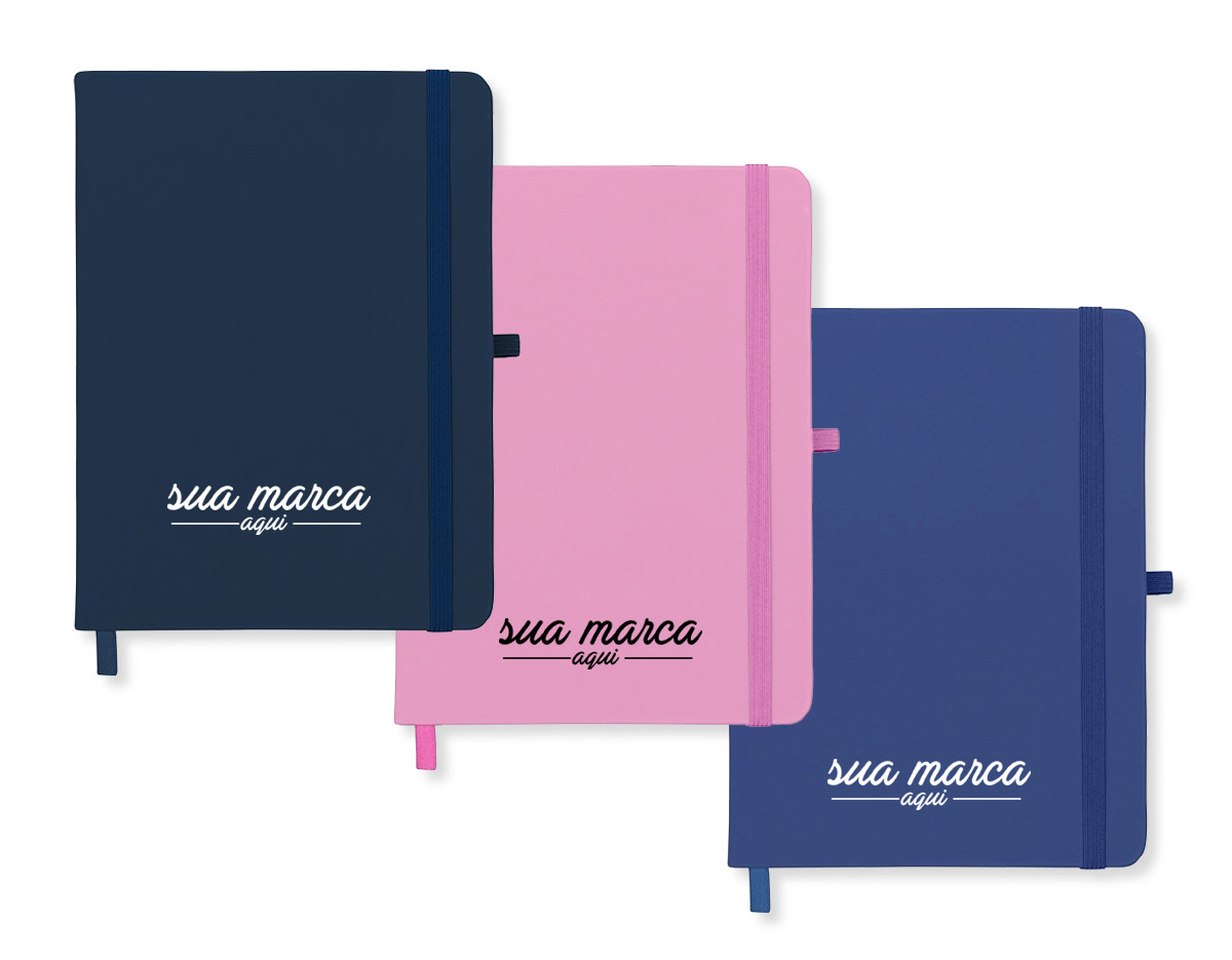 Caderneta tipo moleskine emborrachado com porta caneta em nylon, marcador de página em cetim e fita elástica para lacre. Contém aproximadamente 80 folhas pardas sem pauta.