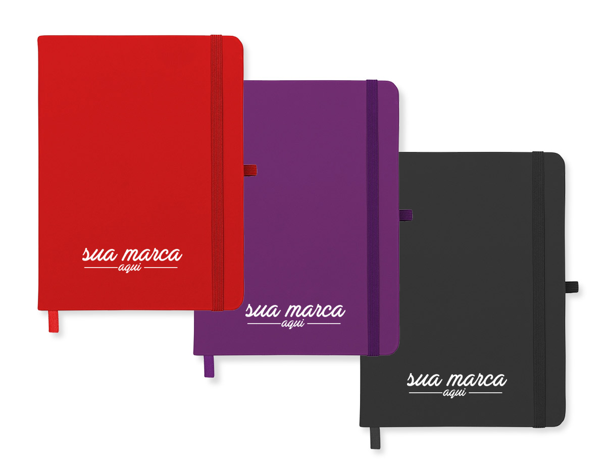 Caderneta tipo moleskine emborrachado com porta caneta em nylon, marcador de página em cetim e fita elástica para lacre. Contém aproximadamente 80 folhas pardas sem pauta.