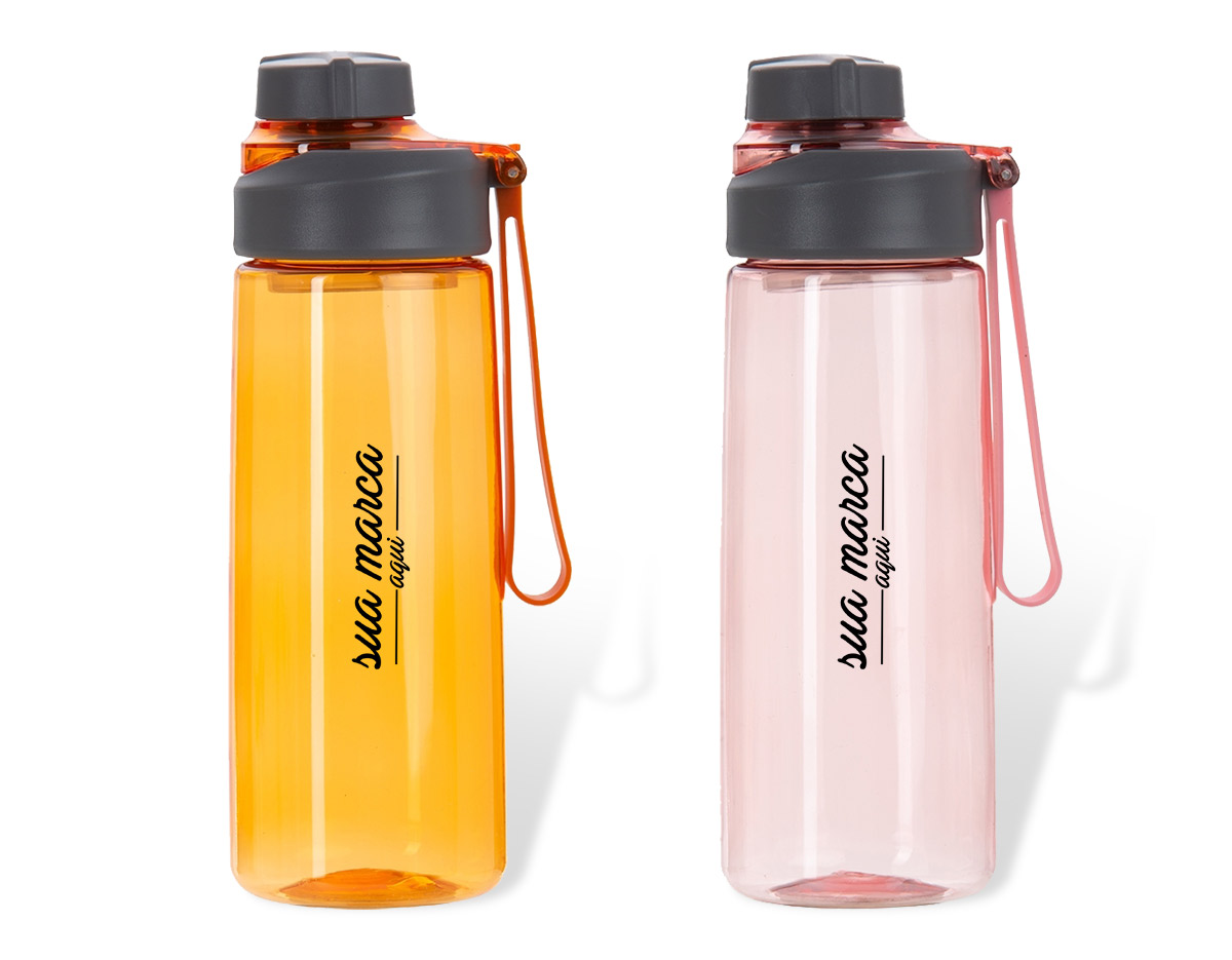 Squeeze plástico 700ml com peneira e alça para transporte. Com visual transparente colorido, o squeeze contém uma tampa principal rosqueável com ampla abertura, além de uma tampa protetora de bocal e alça de silicone colorida.