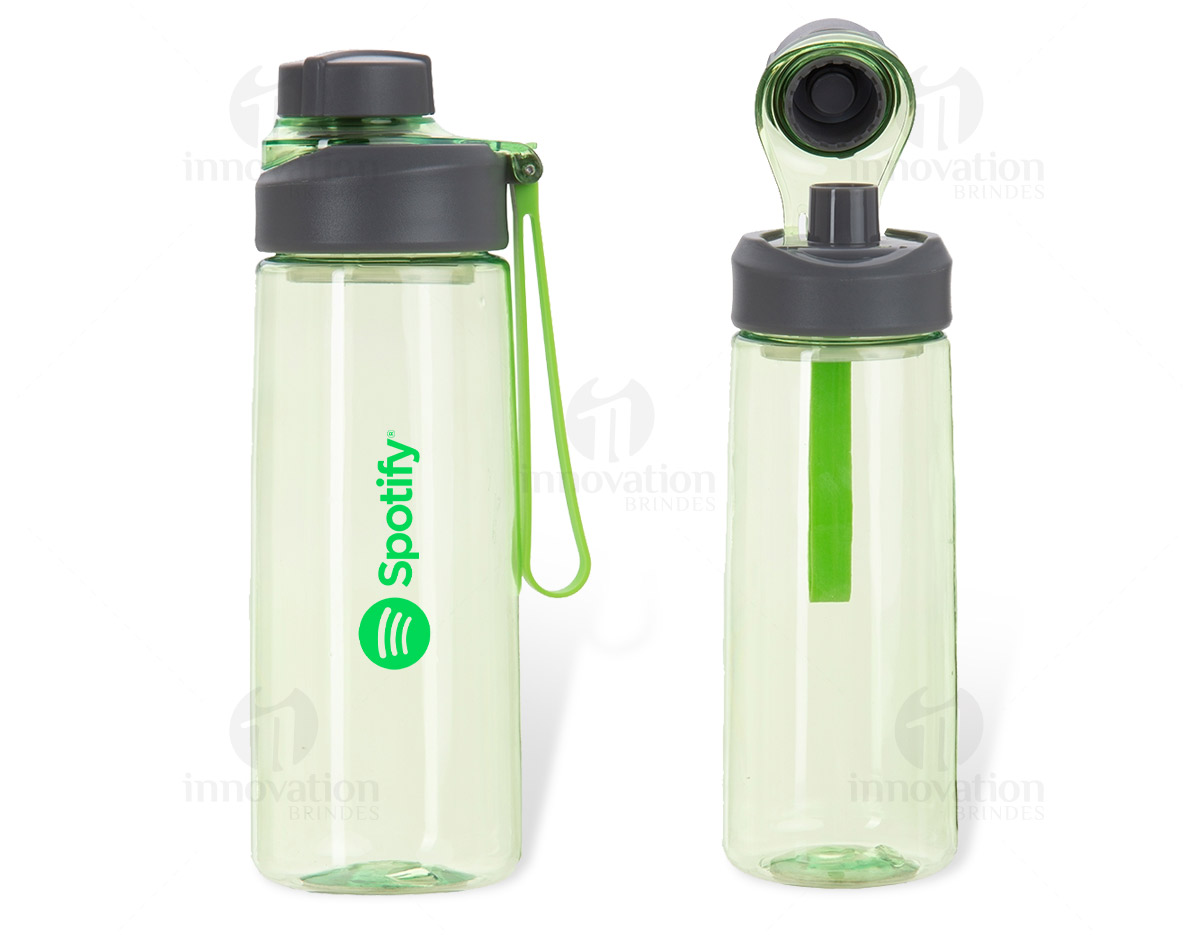 Squeeze plástico 700ml com peneira e alça para transporte. Com visual transparente colorido, o squeeze contém uma tampa principal rosqueável com ampla abertura, além de uma tampa protetora de bocal e alça de silicone colorida.