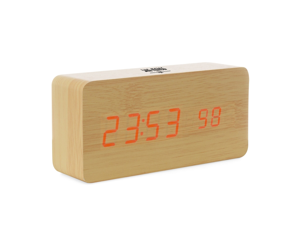 Relógio digital LED com alarme, pode ser utilizado através da fonte USB (acompanha) ou 3 pilhas AAA (não acompanha). Produzido em MDF, o relógio possui um display LED vermelho, parte traseira com mecanismo para ajustes, entrada DC 5V e compartimento de pilhas.