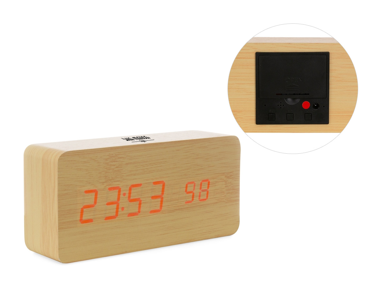 Relógio digital LED com alarme, pode ser utilizado através da fonte USB (acompanha) ou 3 pilhas AAA (não acompanha). Produzido em MDF, o relógio possui um display LED vermelho, parte traseira com mecanismo para ajustes, entrada DC 5V e compartimento de pilhas.
