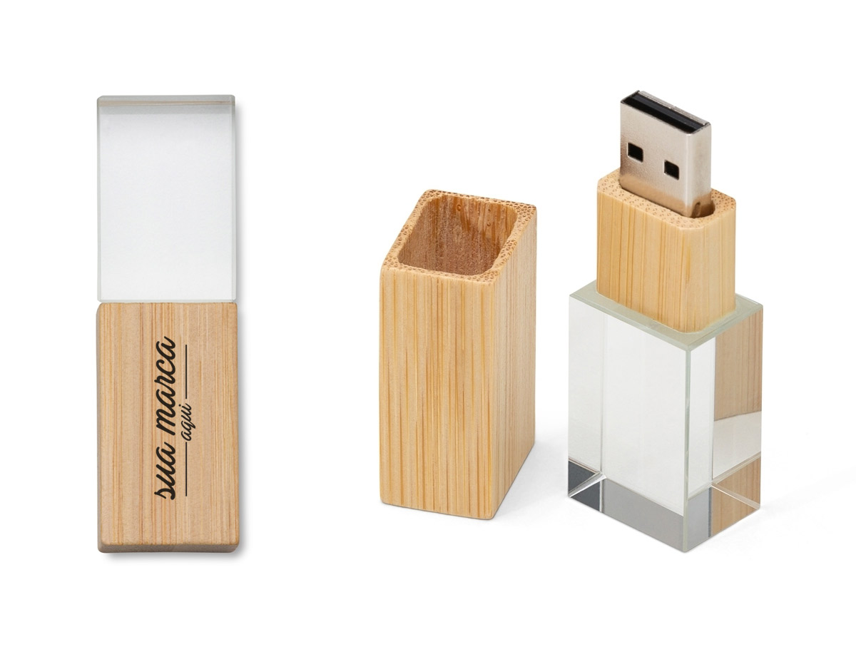 Pen drive de cristal com tampa e detalhe em bambu. Capacidades de 4GB