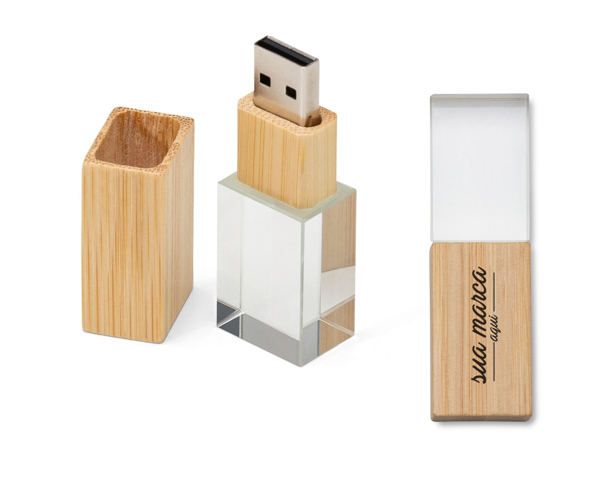 Pen drive de cristal com tampa e detalhe em bambu. Capacidades de 8GB
