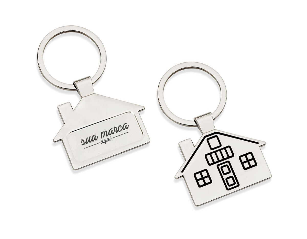 Chaveiro metal brilhante formato casa. Parte frontal com desenho em relevo das janelas e portas, verso com um retângulo no centro, ideal para personalização.