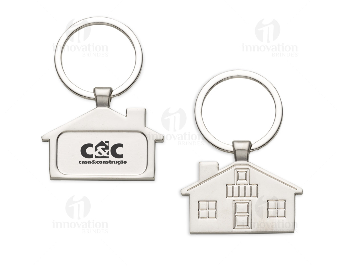 Chaveiro metal fosco formato casa. Parte frontal com desenho em relevo das janelas e portas, verso com um retângulo no centro ideal para personalização.