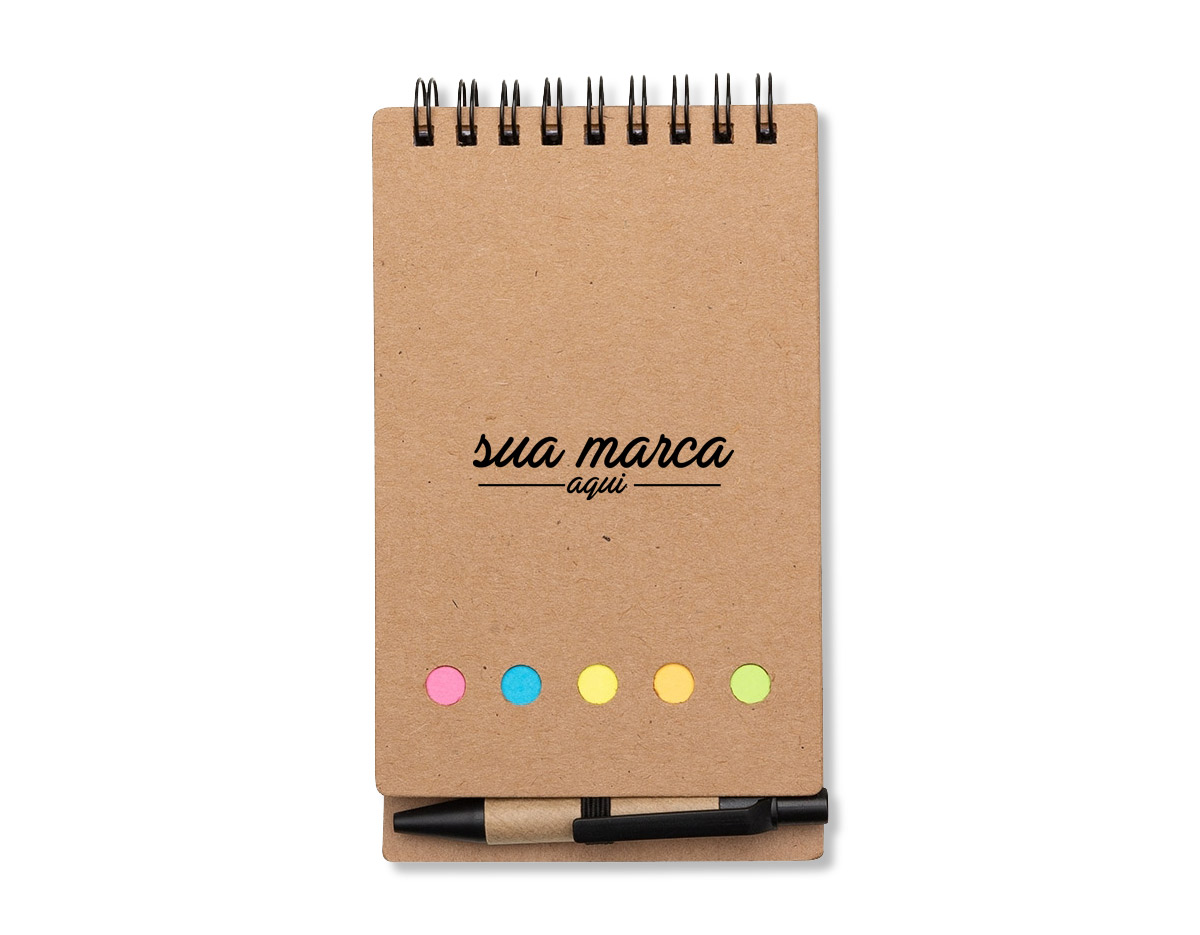 Bloco de anotações kraft com wire-o. Contém cinco blocos coloridos autoadesivos com aproximadamente 25 folhas, bloco amarelo autoadesivo com aproximadamente 25 folhas e bloco de folhas brancas pautadas com aproximadamente 70 folhas. Acompanha mini caneta de papelão com acabamentos plásticos e acionamento por clique.