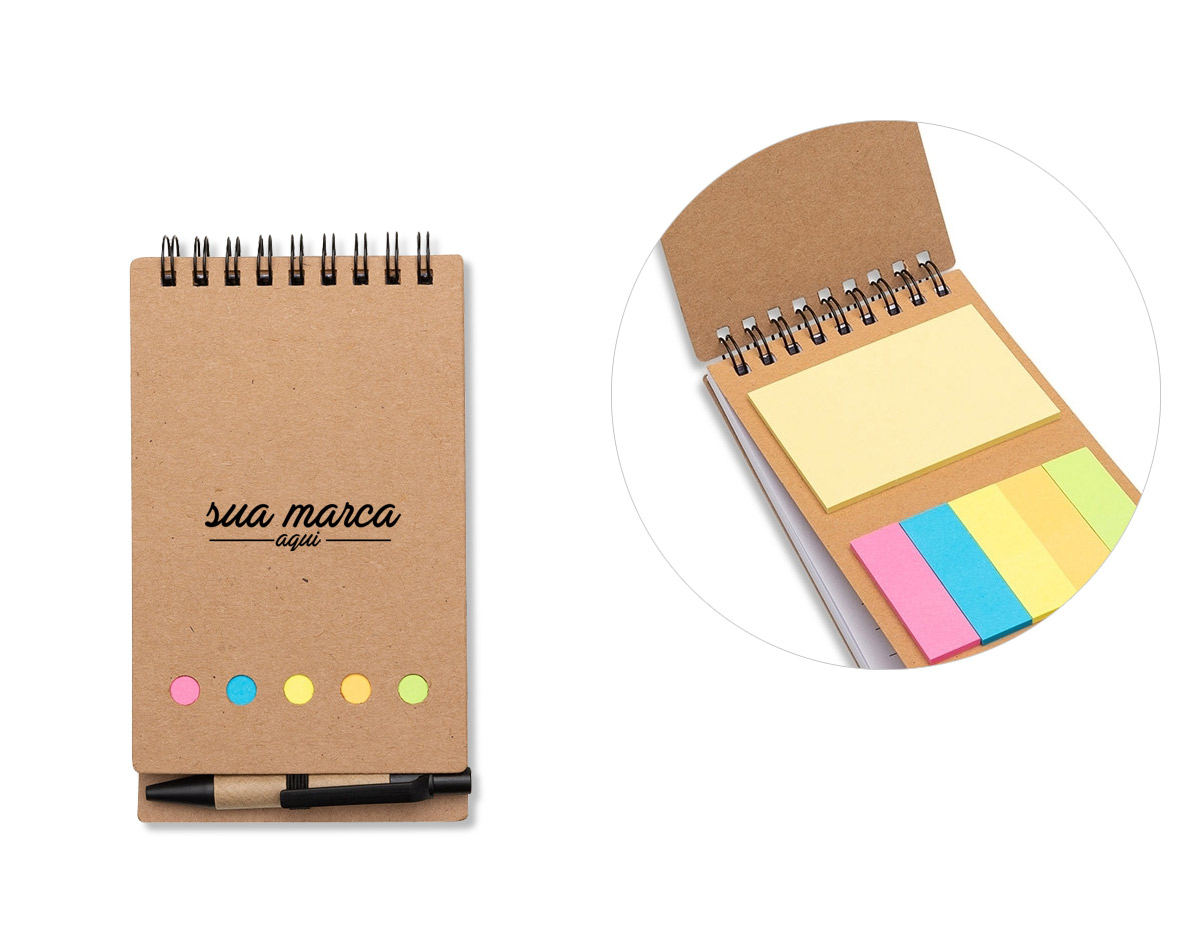 Bloco de anotações kraft com wire-o. Contém cinco blocos coloridos autoadesivos com aproximadamente 25 folhas, bloco amarelo autoadesivo com aproximadamente 25 folhas e bloco de folhas brancas pautadas com aproximadamente 70 folhas. Acompanha mini caneta de papelão com acabamentos plásticos e acionamento por clique.