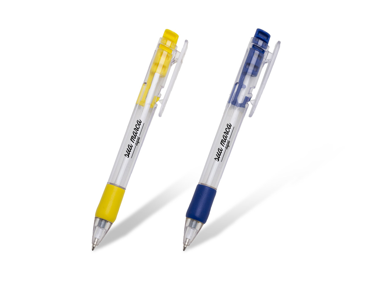 Caneta plástica inteira transparente com detalhes emborrachado e clip coloridos. Possui dois traços vazados na parte superior e acionador com detalhes em relevo. Aciona por clique, para destravar bastar pressionar o clip.
