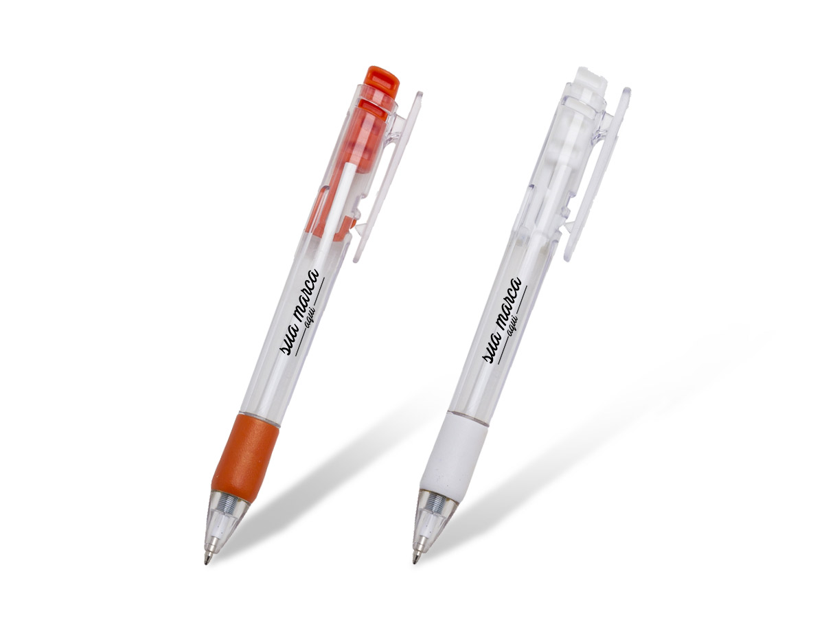 Caneta plástica inteira transparente com detalhes emborrachado e clip coloridos. Possui dois traços vazados na parte superior e acionador com detalhes em relevo. Aciona por clique, para destravar bastar pressionar o clip.