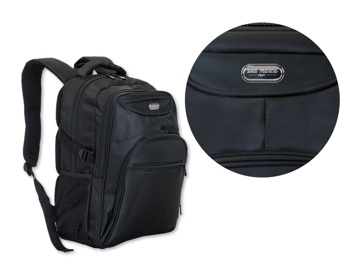 Mochila poliéster para notebook com plaquinha para personalização. Possui detalhes em nylon e neoprene, compartimento grande com bolso interno, compartimento médio com bolso/suporte para documentos e divisórias para 3 canetas, mini bolso com frontal superior,