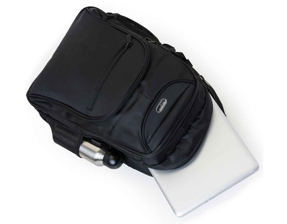 Mochila poliéster para notebook com plaquinha para personalização. Possui detalhes em nylon e neoprene, compartimento grande com bolso interno, compartimento médio com bolso/suporte para documentos e divisórias para 3 canetas, mini bolso com frontal superior,