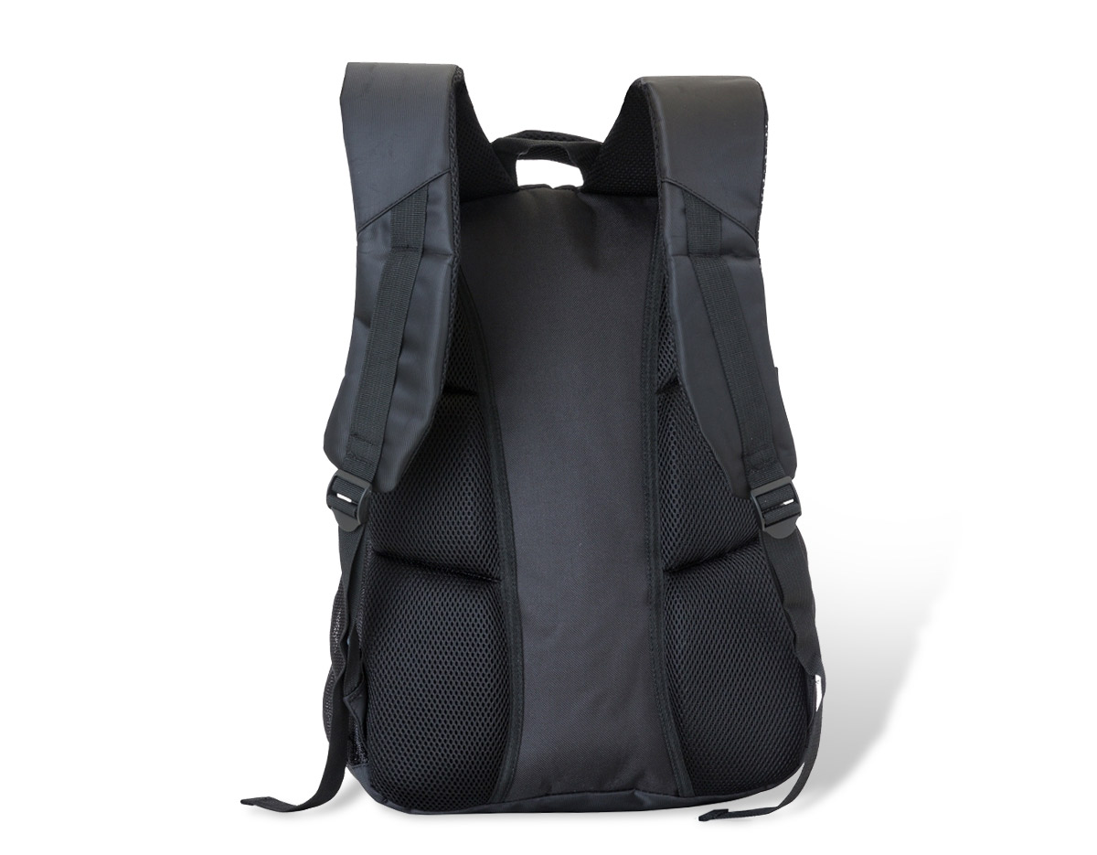 Mochila poliéster para notebook com plaquinha para personalização. Possui detalhes em nylon e neoprene, compartimento grande com bolso interno, compartimento médio com bolso/suporte para documentos e divisórias para 3 canetas, mini bolso com frontal superior,
