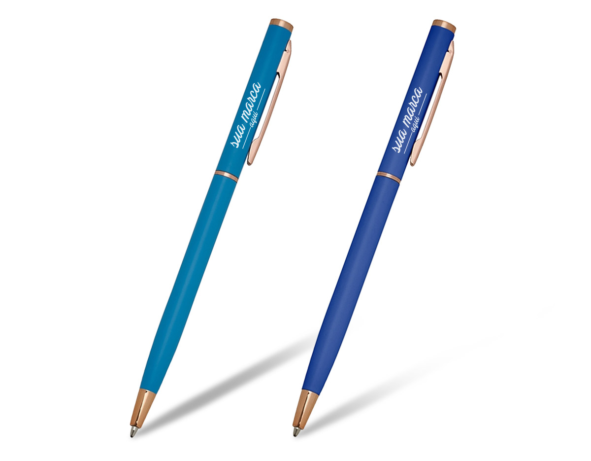 Caneta metálica com pintura fosca colorida e detalhes em bronze. Clip metálico, acionamento por giro e carga esferográfica azul.